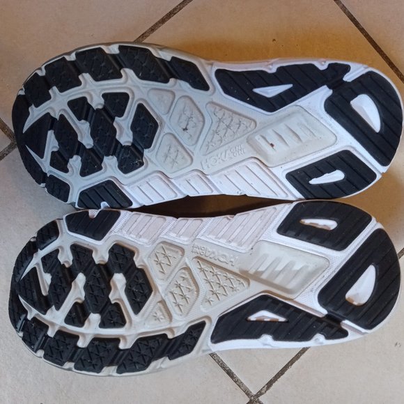 Sold elsewhere: Hoka One One Arahi 6 - Womens Size 9B - Picture 8 of 8